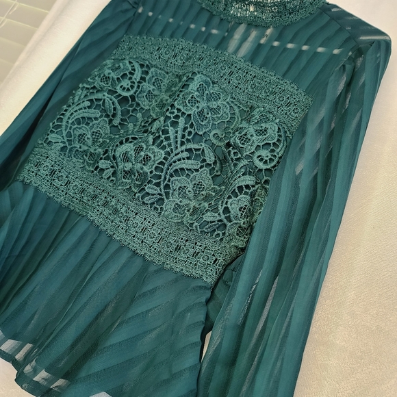 🆕️ Esmerald Green Long Sleeve Blouse - Picture 2 of 8